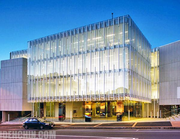 نمای شیشه ای ساختمان